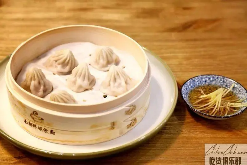 Steamed small meat dumpling in basket