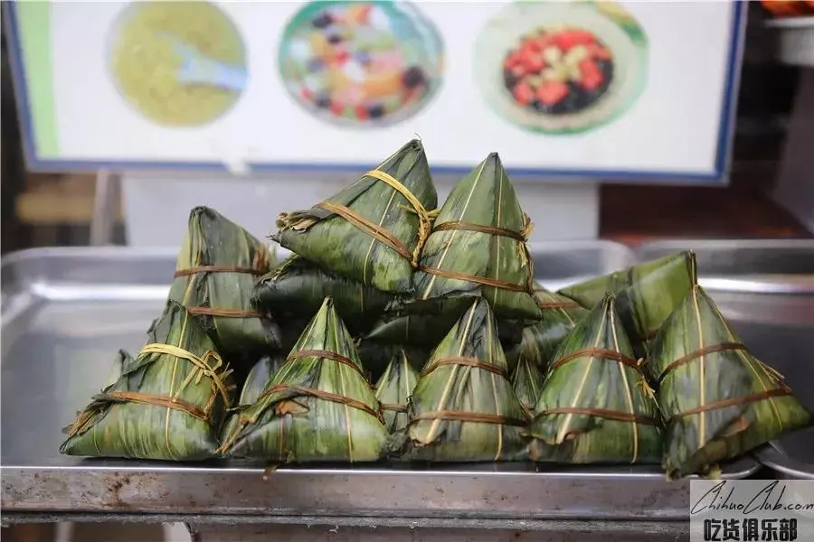 Yizhou Triangle  Zongzi (Glutinous Rice Wrapped in Bamboo Leaves)