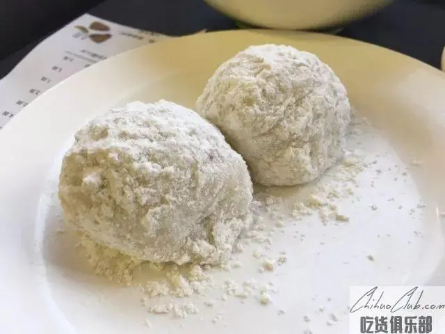 Aiwowo (Steamed Rice Cakes with Sweet Stuffing)